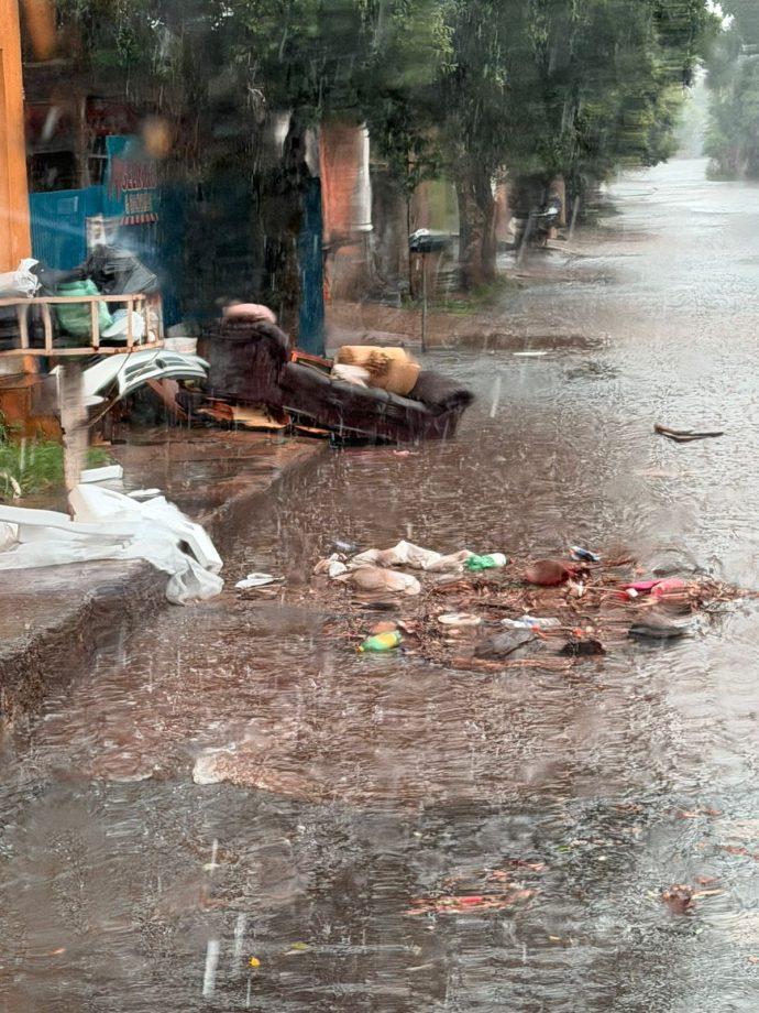 Descarte incorreto de lixo entope bueiros e agrava alagamentos em Três Lagoas