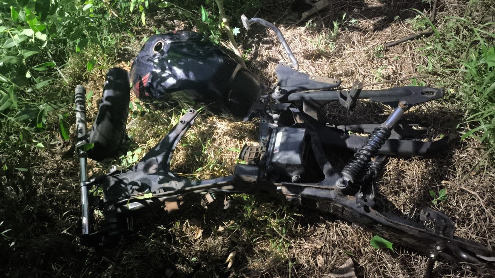 Moto furtada em dezembro é encontrada depenada em terreno baldio no bairro São João