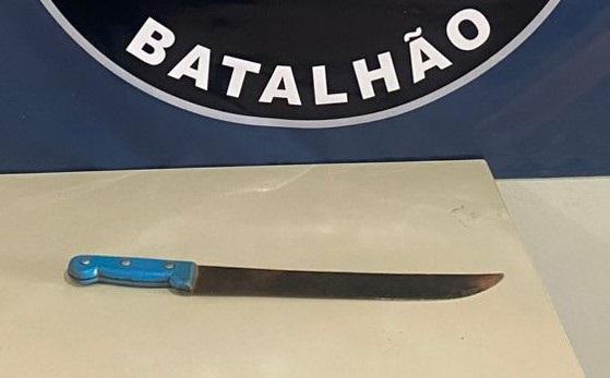 Para não ser morta com facão, mulher foge de casa com bebê de 1 mês no colo e filha de 7 anos em Três Lagoas