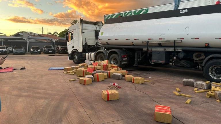Polícia Federal apreende carreta com cerca de 8 toneladas de drogas, arma e munições em Água Clara