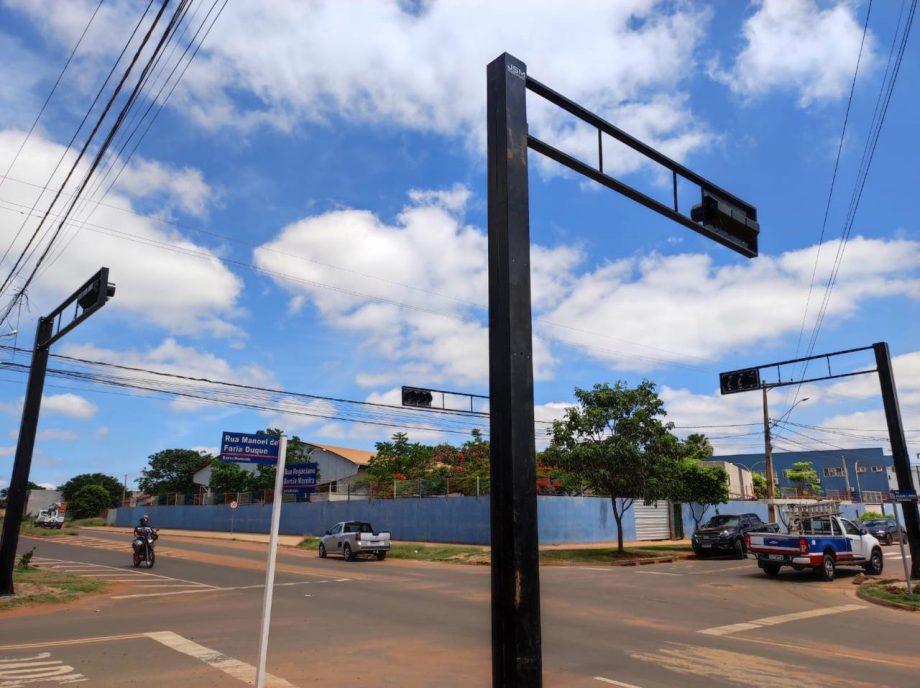 Prefeitura instala novo semáforo em cruzamento de Três Lagoas