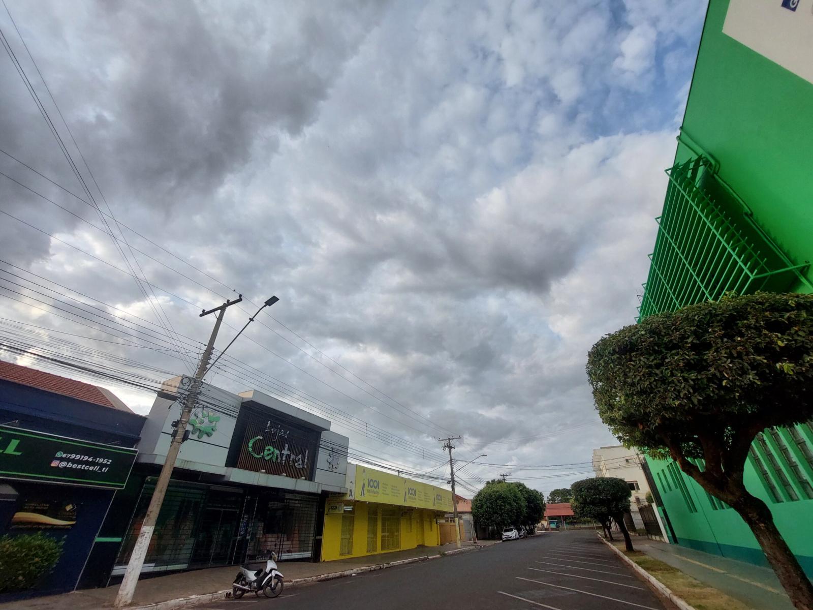 Semana começa com pancadas de chuva e temperaturas estáveis em Três Lagoas