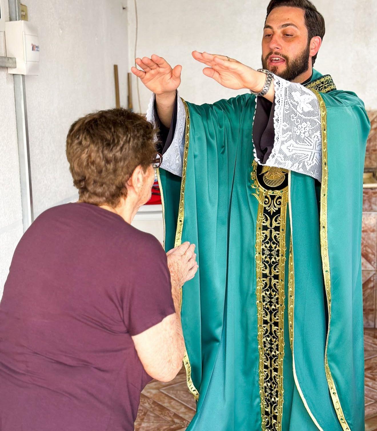 Presente de Fé que Emociona: Avó pede Missa celebrada pelo neto Padre em seus 95 anos