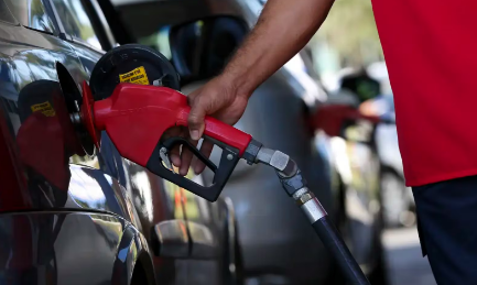 Governo Lula publica decreto com subsídio de R$ 0,44 por litro da gasolina