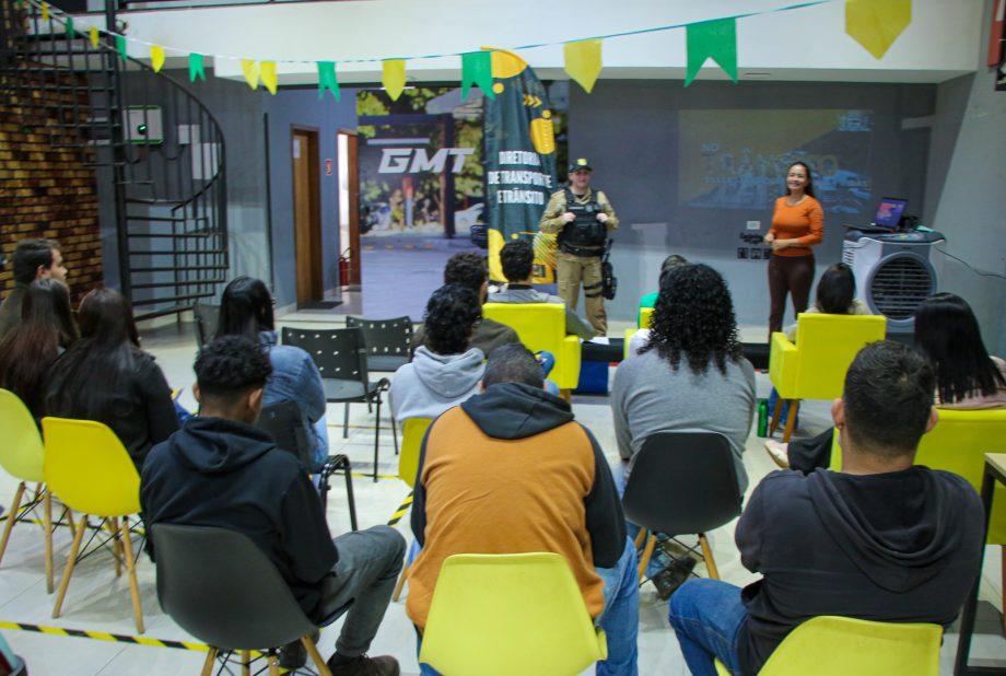 DEPTRAN leva palestra sobre segurança no trânsito e reforça orientação sobre uso de veículos elétricos em Três Lagoas