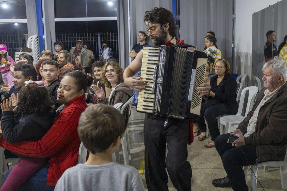 Mesmo com frio intenso, espetáculo lota espaço cultural e abre temporada 2026 do Diversão em Cena em Três Lagoas