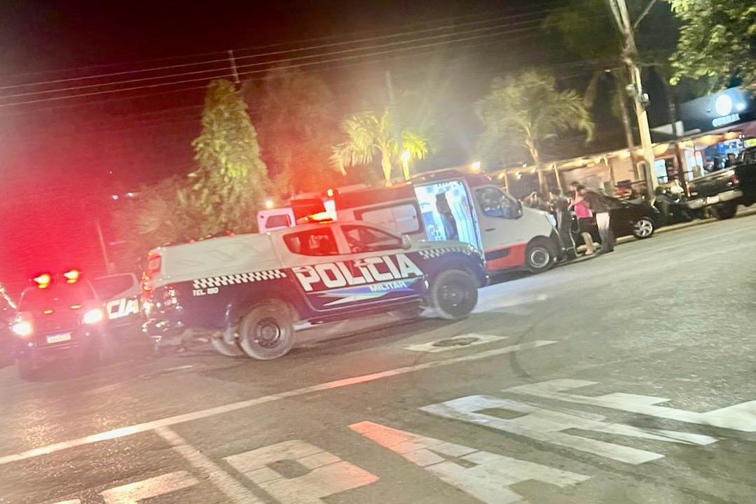 Mulher em bicicleta elétrica fica ferida após colisão com carro em Três Lagoas