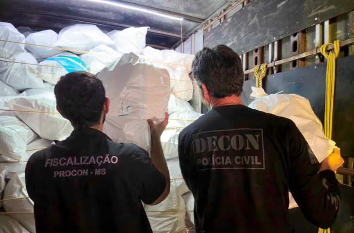 Operação apreende mais de 4,3 mil pares de tênis falsificados em MS