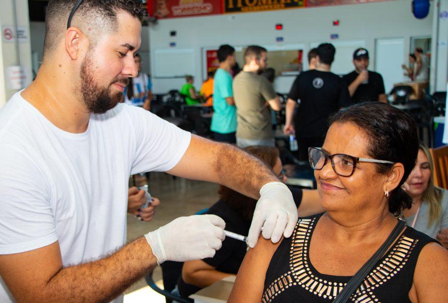 Prefeitura leva vacinação contra gripe à Feira Central e convoca população para ação especial neste sábado em Três Lagoas