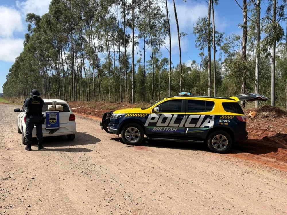 Motorista é flagrada com quase 3 quilos de skunk escondidos no carro em Água Clara