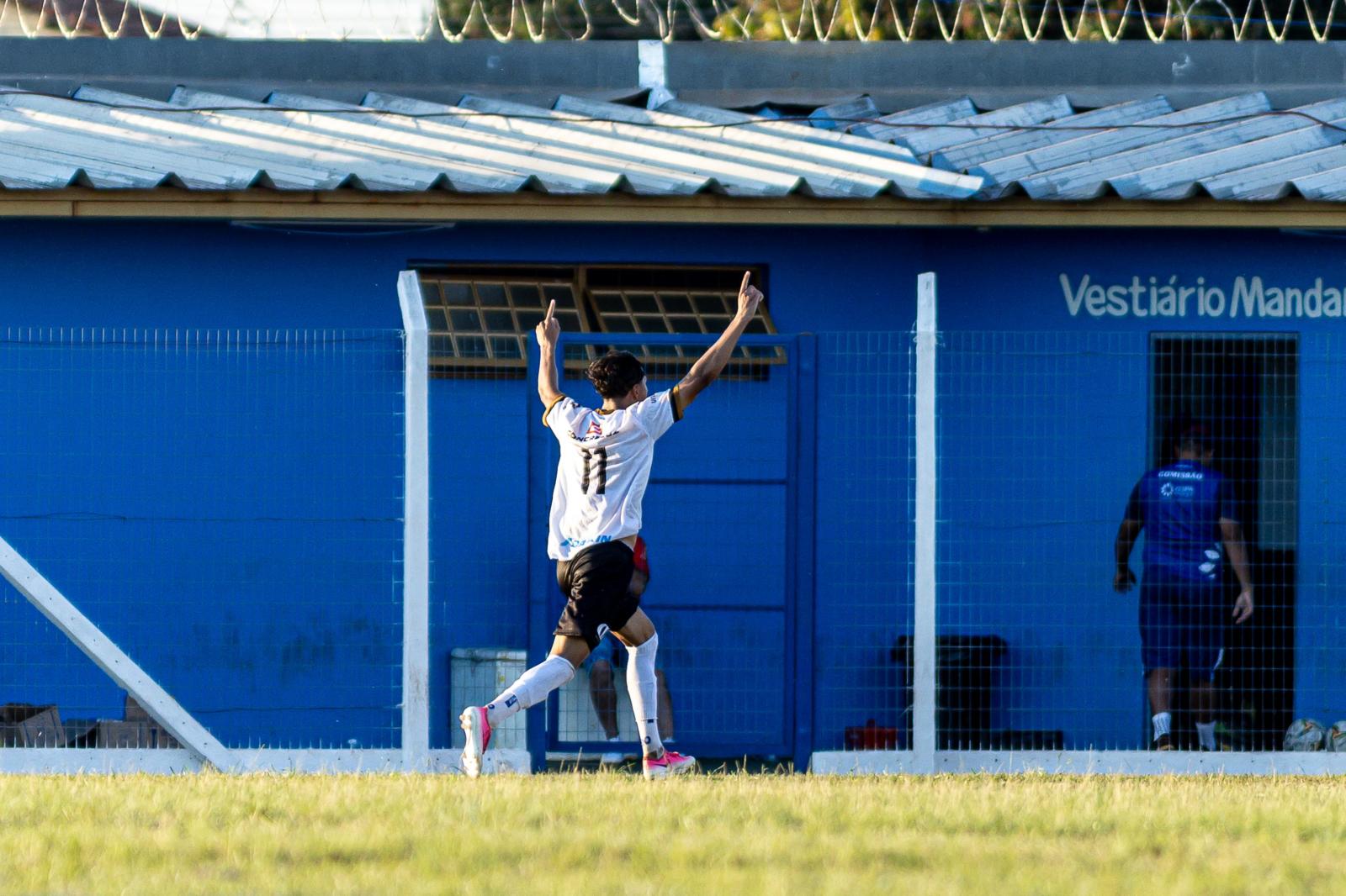 Misto vence o Comercial com dois jogadores a menos e fica a um passo do acesso à Série A