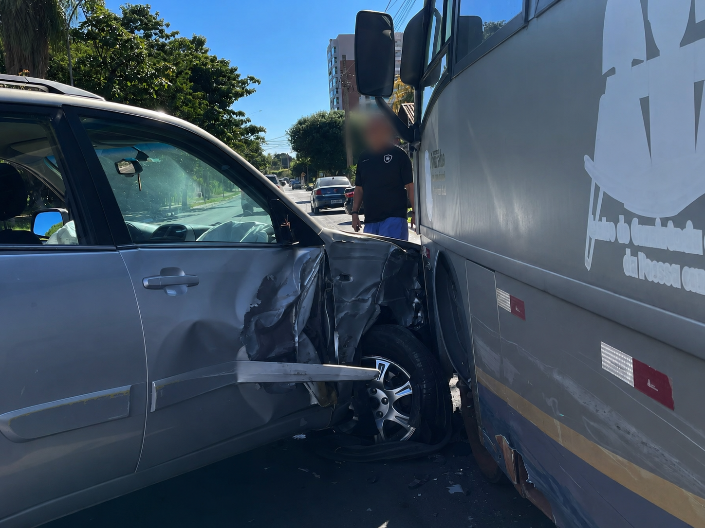Coordenador é preso por suspeita de embriaguez após destruir SUV contra micro-ônibus em Três Lagoas