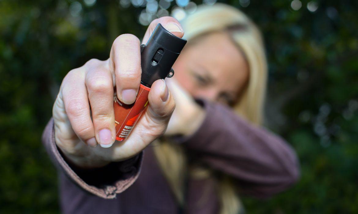 Especialista critica liberação de spray de pimenta para mulheres