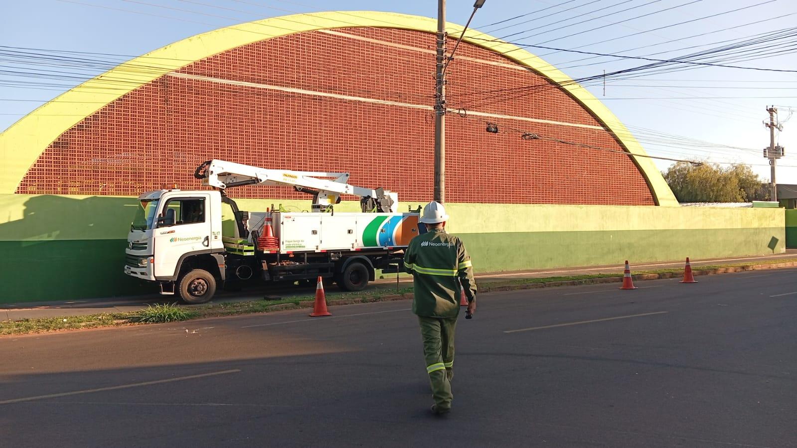Explosão de transformadores deixa moradores sem energia e água na Vila Nova, em Três Lagoas