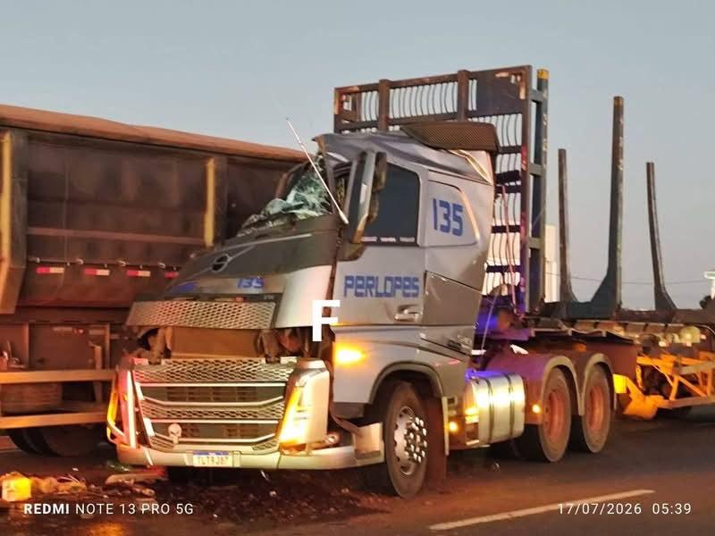 Impacto violento na BR 158 atinge traseira de caminhão e deixa motorista ferido