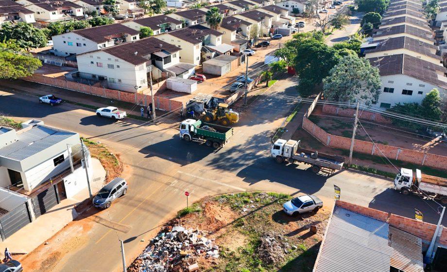 Limpeza no Novo Oeste retira cerca de 50 sofás e colchões descartados irregularmente em menos de uma hora