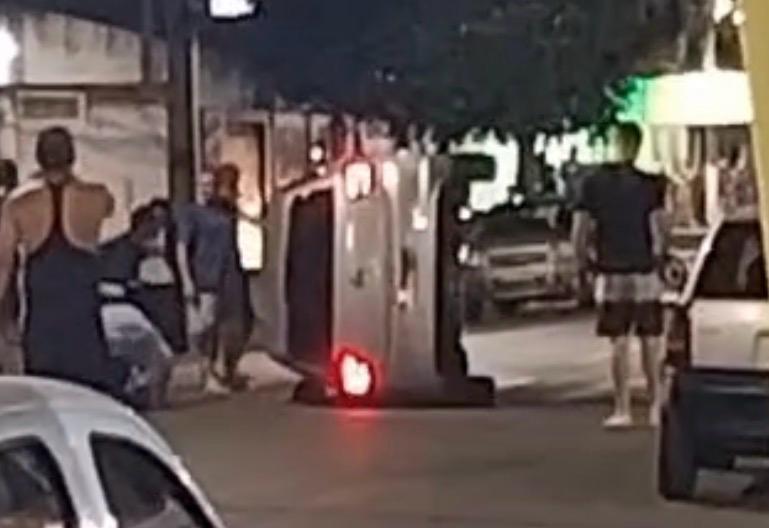 Motorista bate em carro estacionado, capota veículo e mobiliza moradores em Três Lagoas