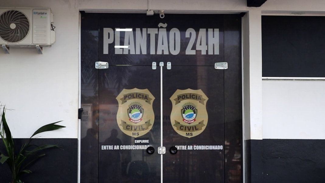 Vizinho faz ameaças, simula estar armado e mulher destrói carro com enxada durante confusão
