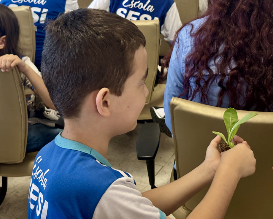 Alunos da Escola SESI participam de ação da Semana da Agricultura Familiar em Três Lagoas