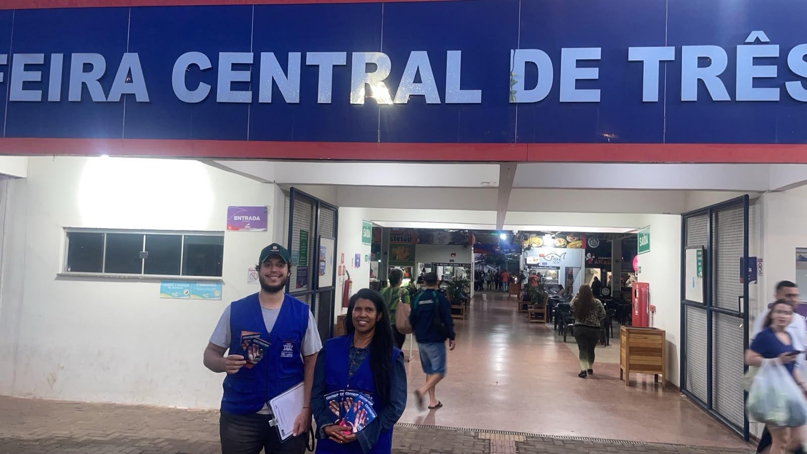 Assistência Social realiza abordagem durante noite fria e chuvosa na Feira Central em Três Lagoas