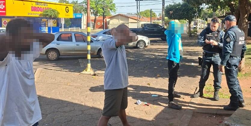 Homem surpreende policiais ao carregar pepita de ouro durante abordagem