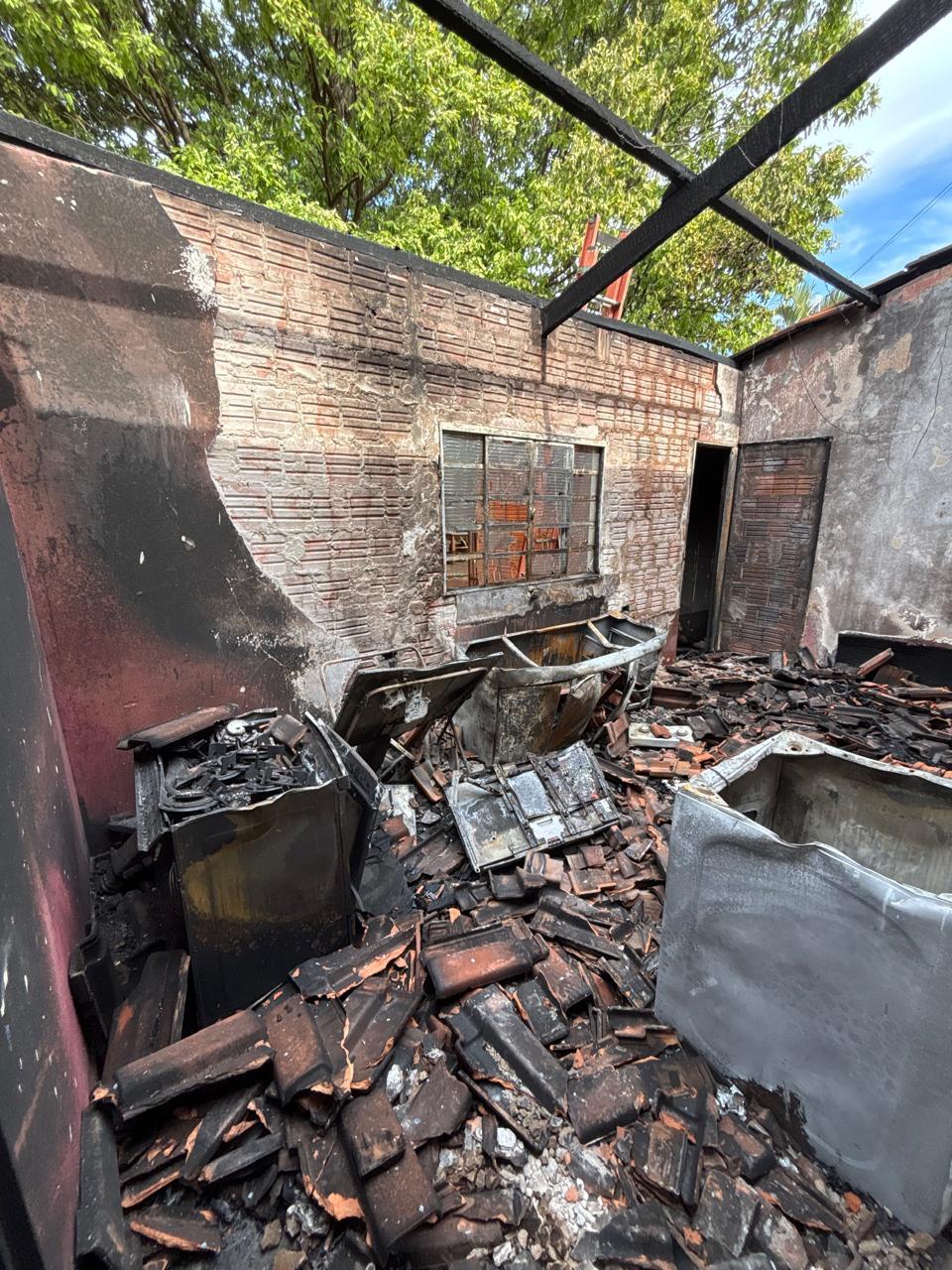 Incêndio destrói residência e homem de 51 anos é encontrado morto dentro do imóvel em Três Lagoas
