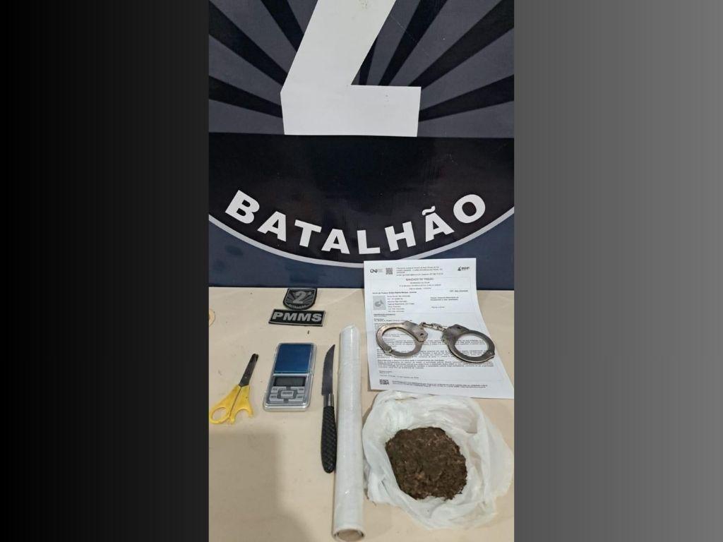 “Loira dos Predinhos” tenta jogar droga no vaso sanitário, mas acaba presa em Três Lagoas