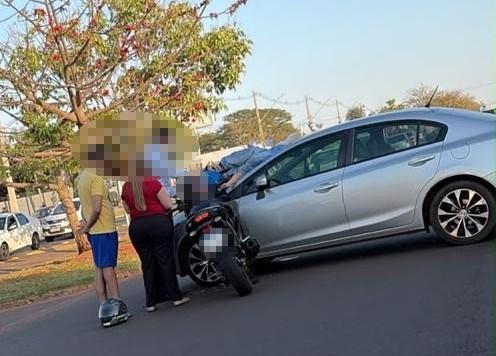 Motociclista é arremessada contra carro após colisão em cruzamento de Três Lagoas