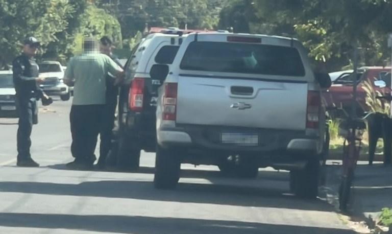 O destino colocou os dois na mesma viatura: vizinhos são presos juntos pela PM