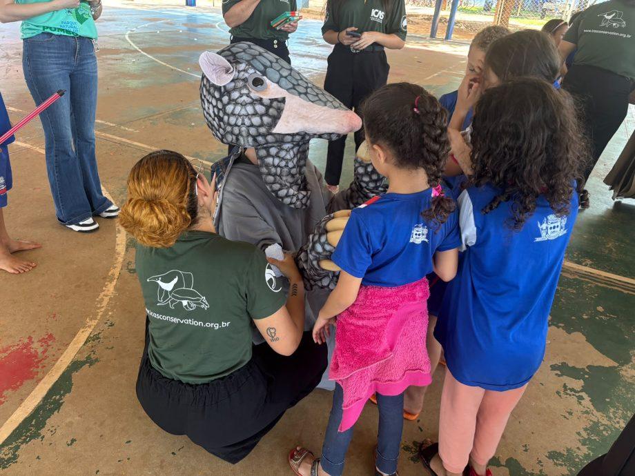 Dia do Tatu-Canastra é celebrado com alunos da Rede Municipal de Três Lagoas
