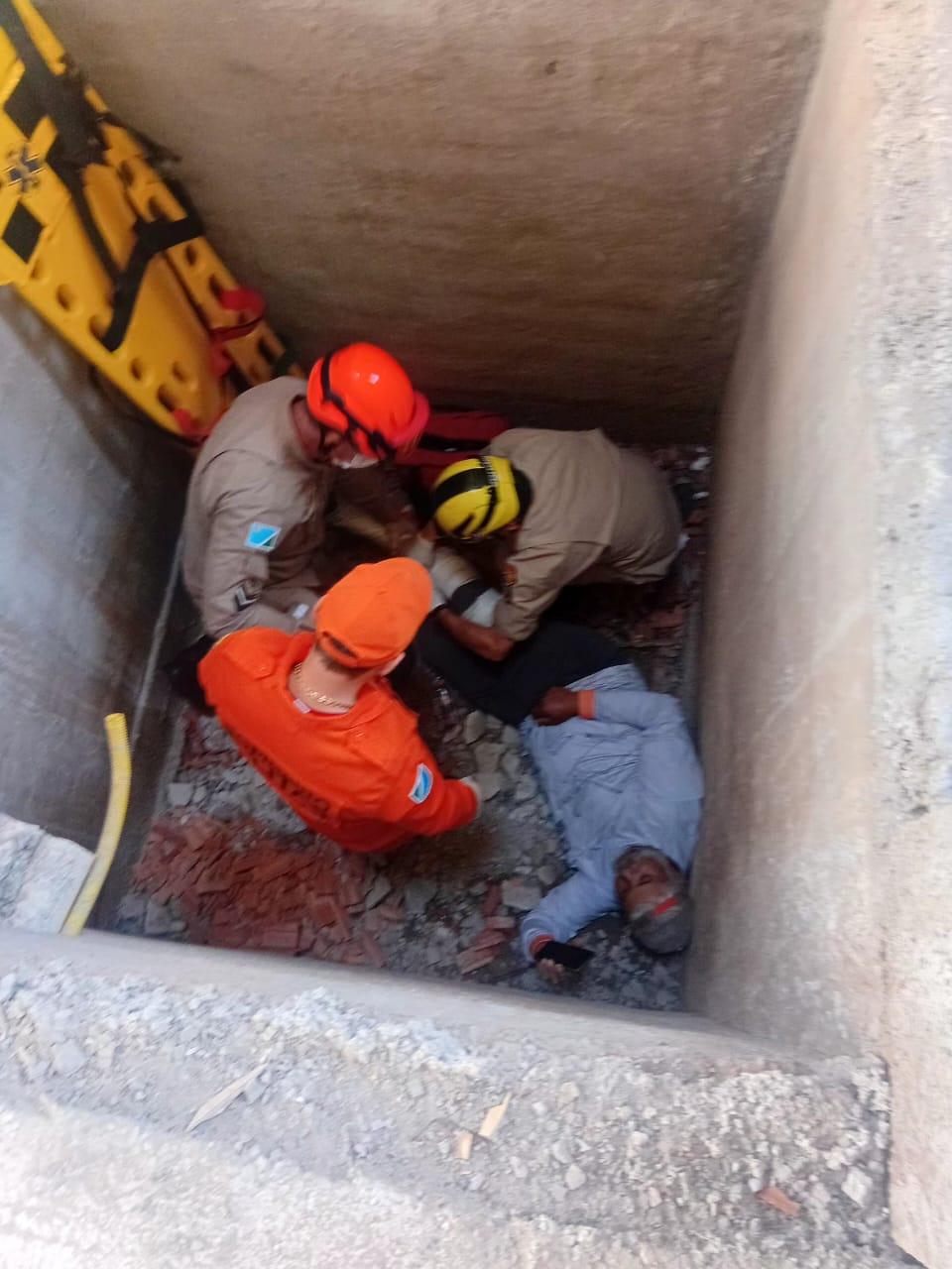Trabalhador da construção civil é resgatado após cair em fosso dentro de condomínio em Três Lagoas