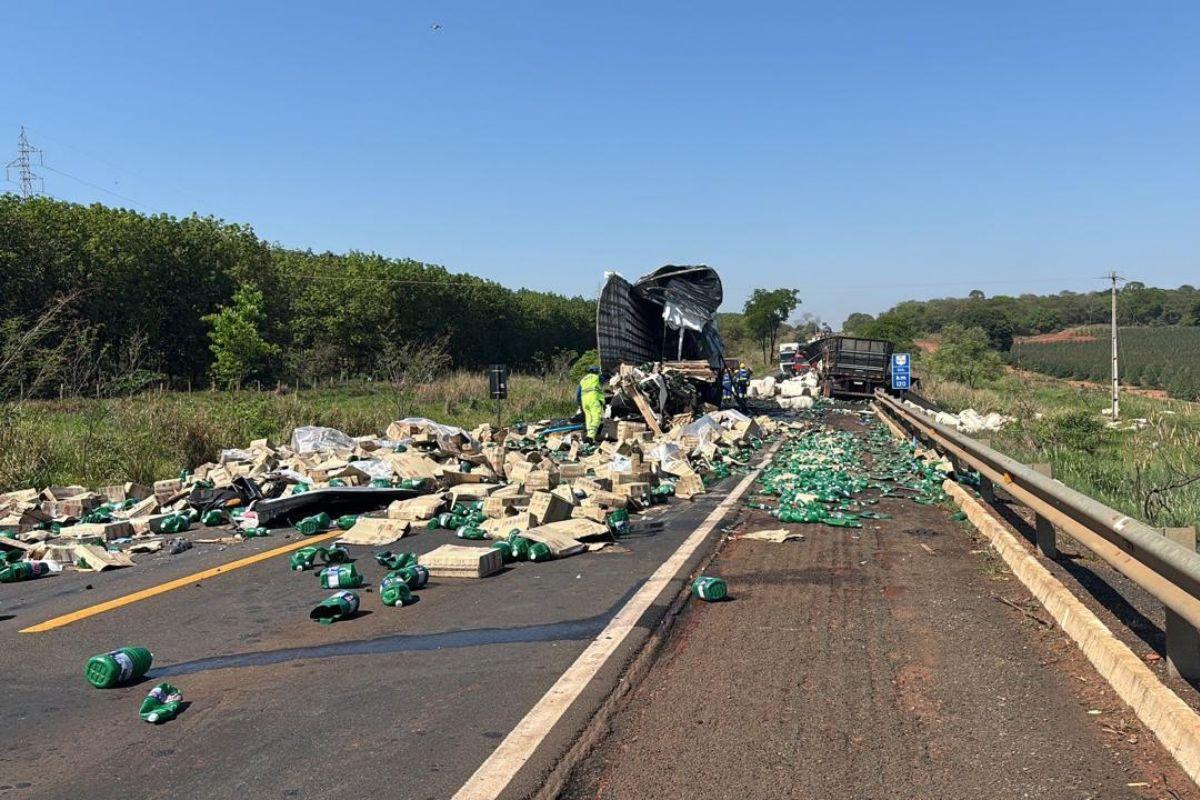 Colisão frontal entre duas carretas deixa dois motoristas mortos na BR-158