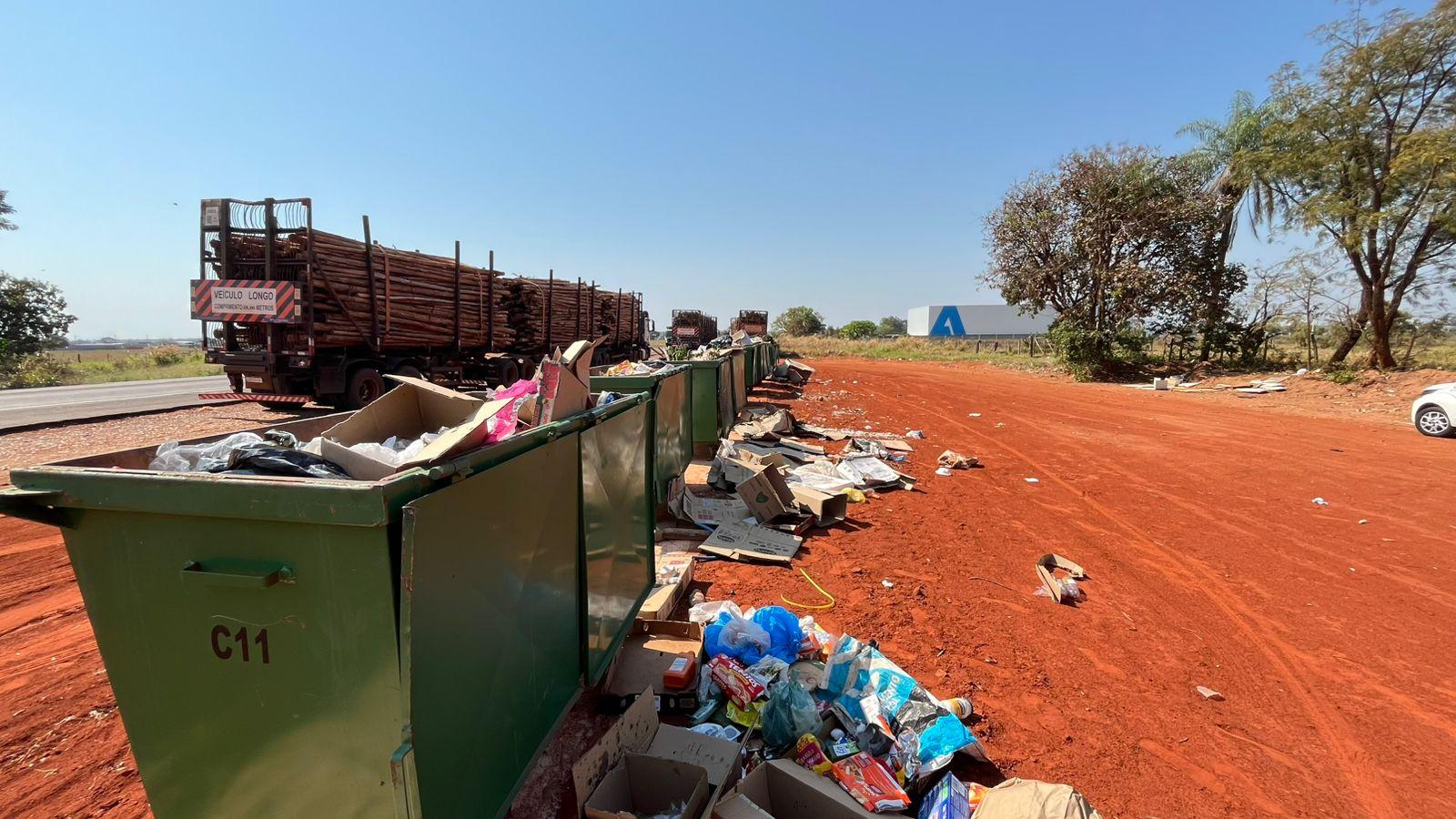 Contêineres são instalados na BR-158, mas lixo continua sendo descartado de forma irregular