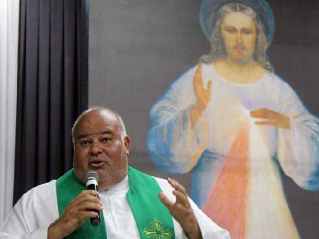 Padre Rogério, da Paróquia Santo Antônio é internado antes de cirurgia renal