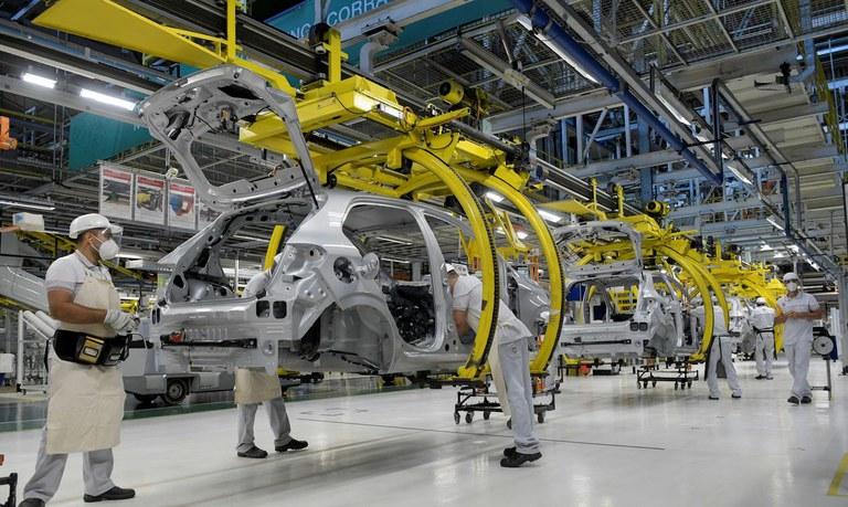 Produção industrial interrompe 2 meses de queda e sobe 0,2% em julho