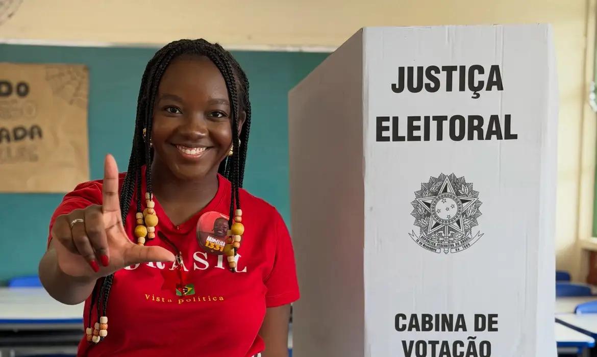 Deputada federal mais jovem eleita tem 21 anos e é de Minas Gerais