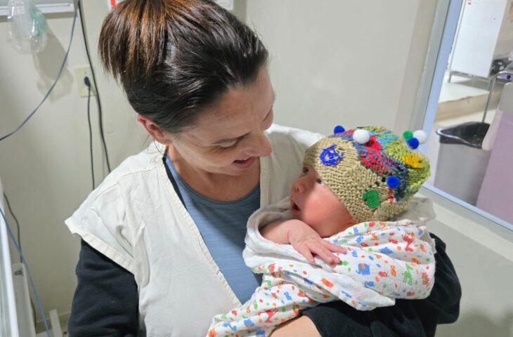 Na Unidade Neonatal do HRMS, “touca maluca” se torna distração para pais de bebês internados