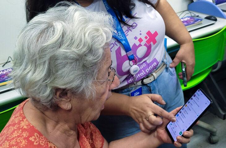Oficina de inclusão digital ensina pessoas idosas a usar a internet com mais segurança