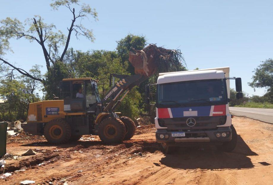 Prefeitura realiza limpeza de lixeiras próximas às rodovias e alerta sobre descarte irregular