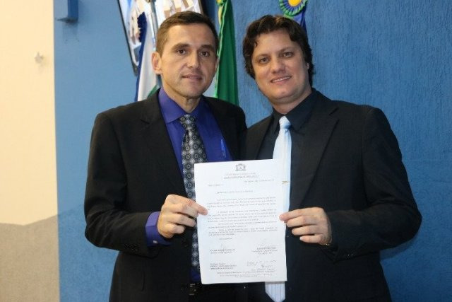 Em busca de ajuda, vereadores de TL entregam documento a senador