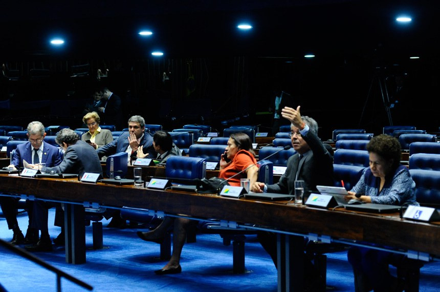 Senadores querem saída de Temer da Presidência e realização de eleições