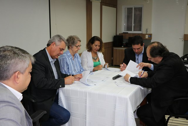 Prefeitura e Hospital Auxiliadora formalizam contrato de prestação de serviços hospitalares Prefeitura e Hospital Auxiliadora formalizam contrato de prestação de serviços hospitalares