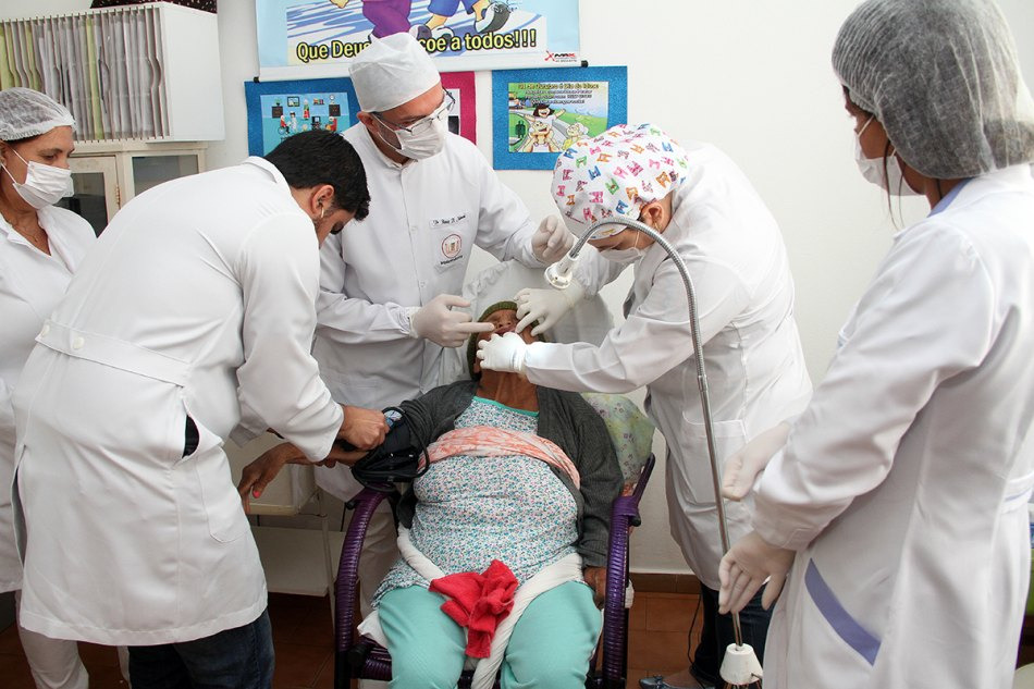 Idosos do Instituto de Longa Permanência recebem atendimento odontológico Idosos do Instituto de Longa Permanência recebem atendimento odontológico