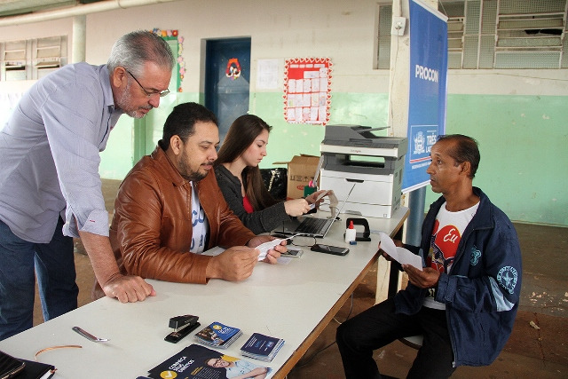 Procon realiza atendimento itinerante no Arapuá e tira dúvidas de moradores