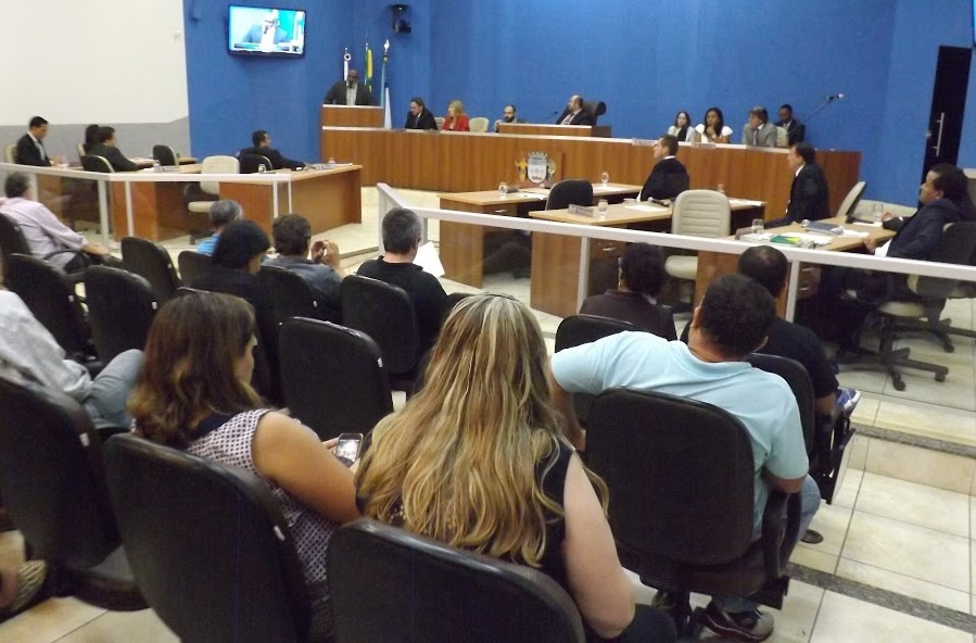 Câmara instaura comissão para investigar contrato emergencial da coleta de lixo Câmara instaura comissão para investigar contrato emergencial da coleta de lixo
