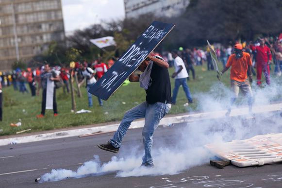 Manifestação em Brasília tem tumulto na chegada ao Congresso Nacional