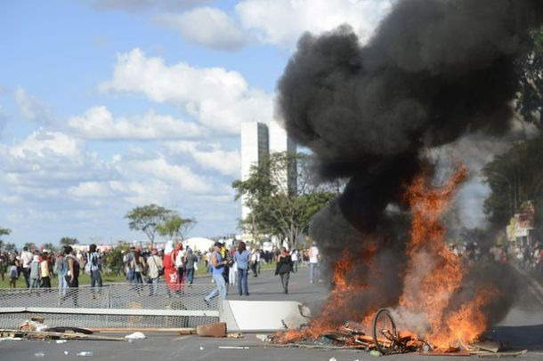 Governo aciona tropas federais após protesto com depredações em Brasília Governo aciona tropas federais após protesto com depredações em Brasília