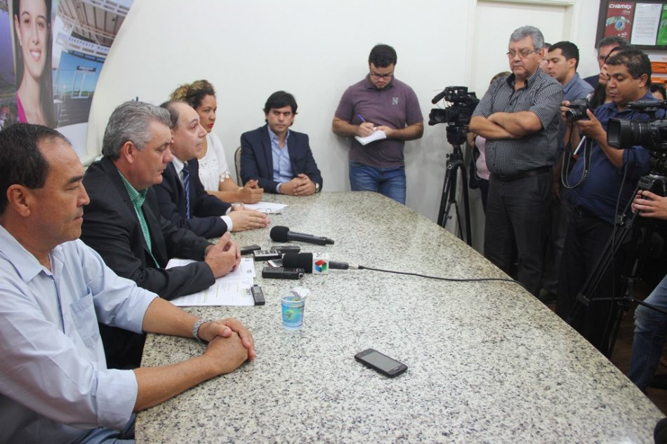 “Não temos nada a esconder” afirma prefeito em coletiva com a imprensa