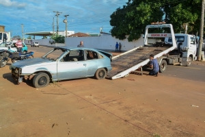 Prefeitura inicia remoção de veículos abandonados em vias públicas
