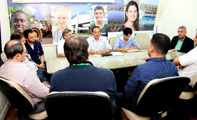 Prefeito se reúnem com empresários para resolver problemas na via de acesso ao Jupiá